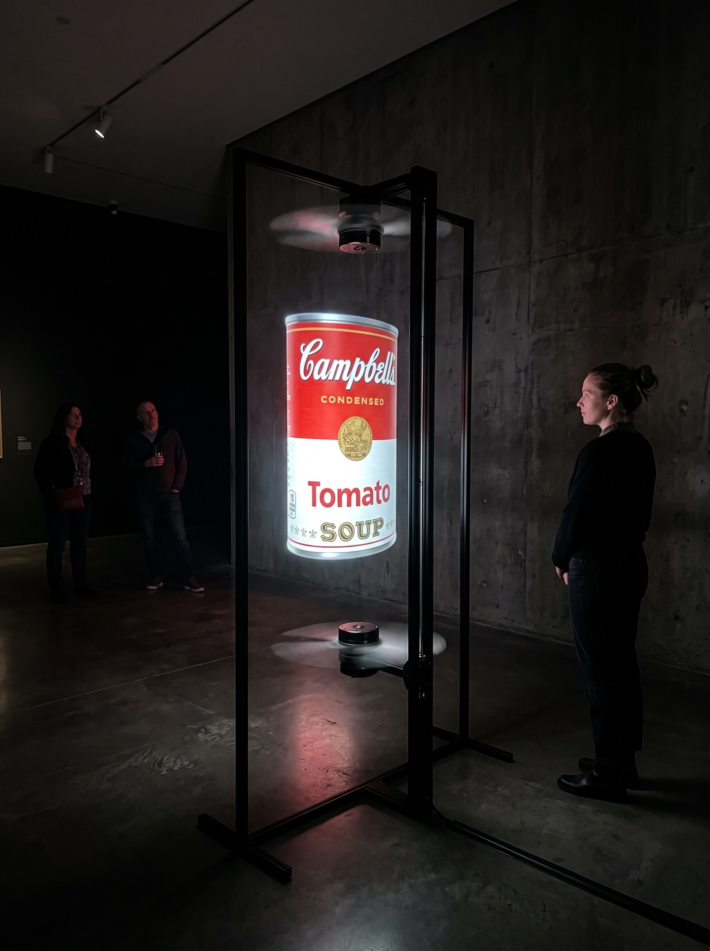 Warhologram — rotujúca zostava vysoká ako človek